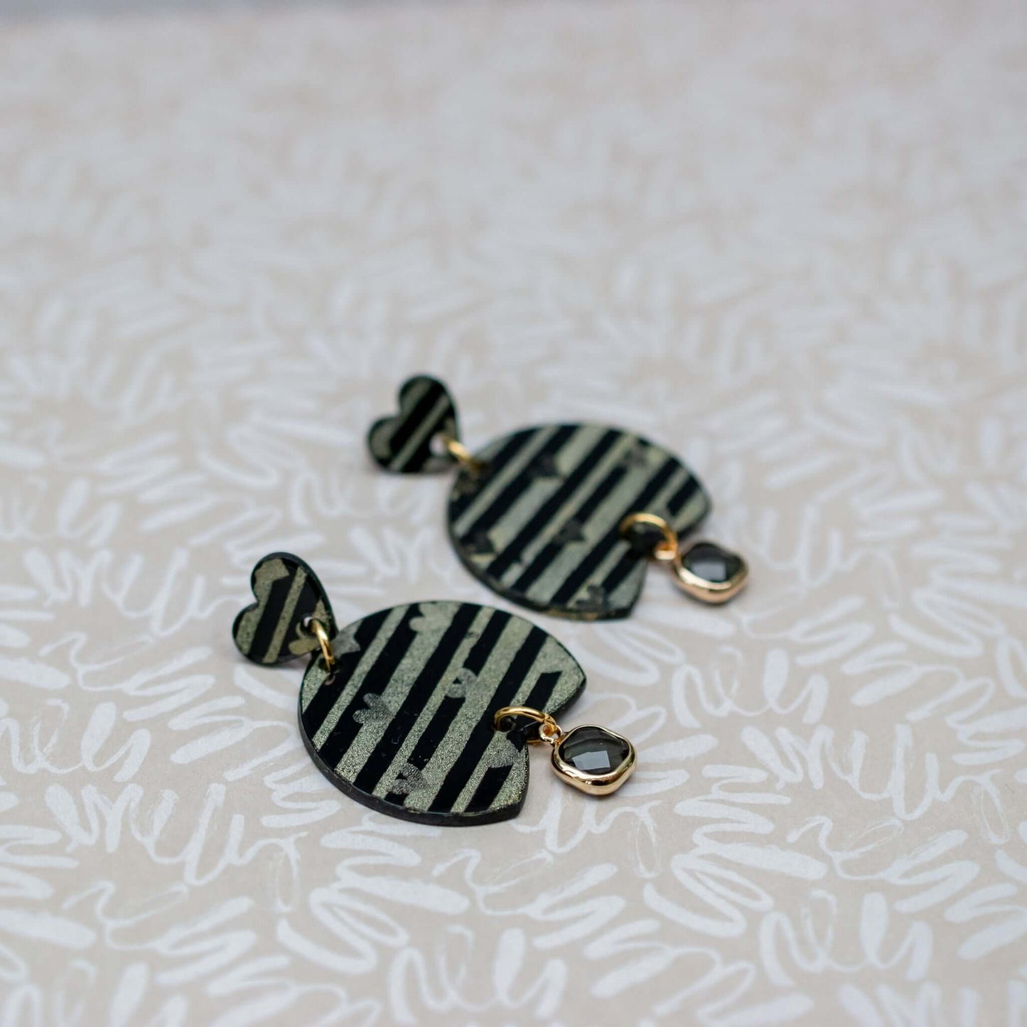 VALENTIJN - Stripes Love oorbellen met glas hanger