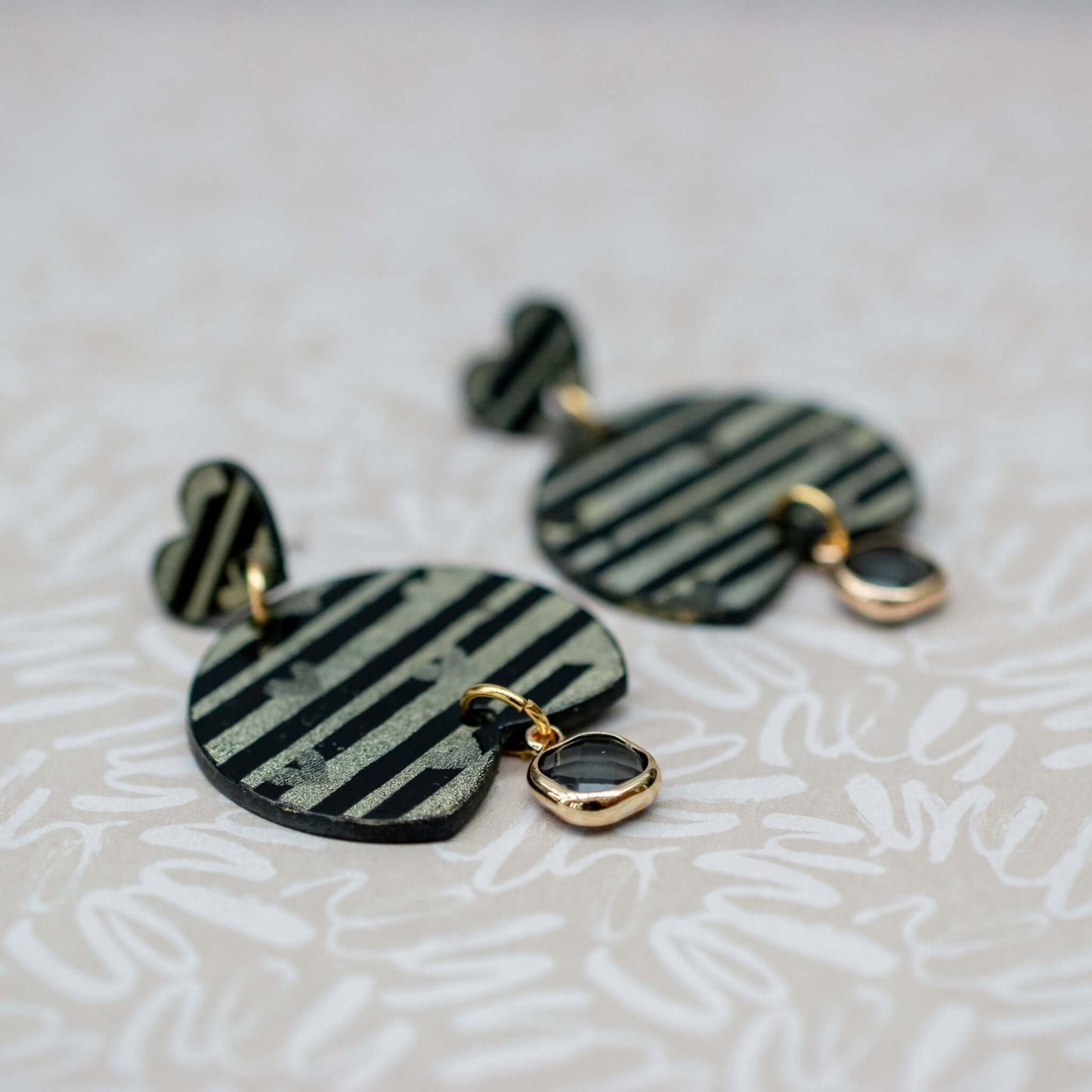 VALENTIJN - Stripes Love oorbellen met glas hanger