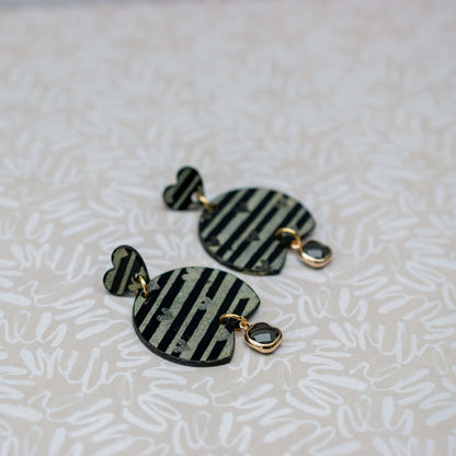 VALENTIJN - Stripes Love oorbellen met glas hanger